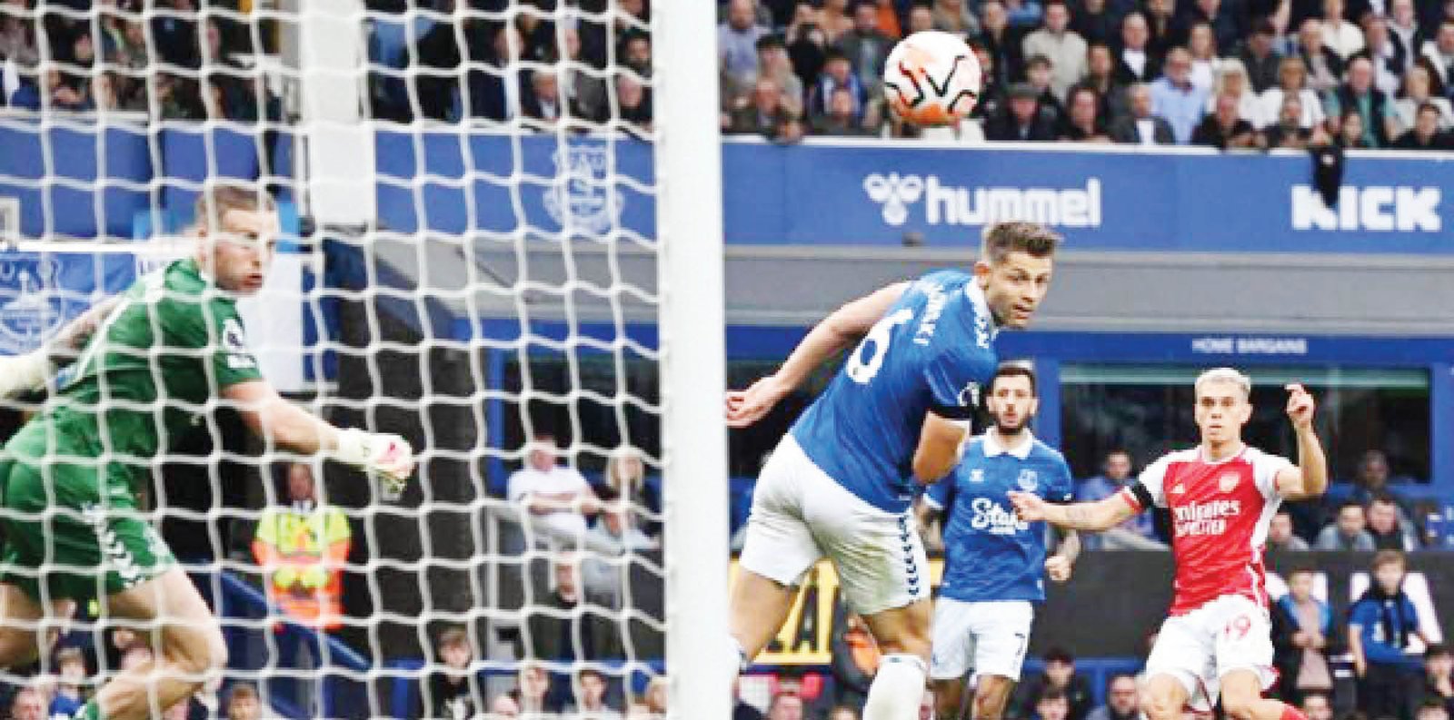 Trossard strike earns Arsenal victory at Everton
