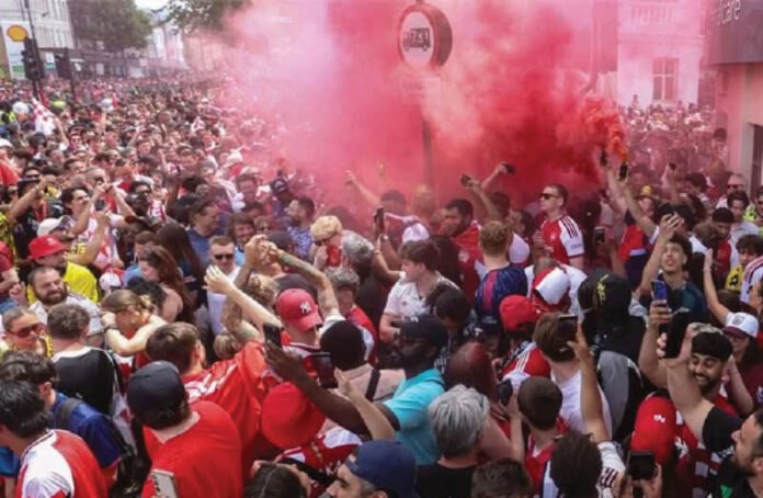 Arsenal fans turnout in thousands to celebrate historic Premier League win